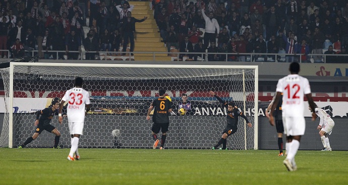 Galataray ikinciliği ve iki puanı Antalya'da bıraktı Galataray ikinciliği ve iki puanı Antalya'da bıraktı