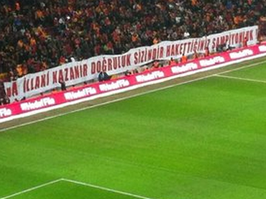 Arena'da Fenerbahçelileri çıldırtan pankart Arena'da Fenerbahçelileri çıldırtan pankart