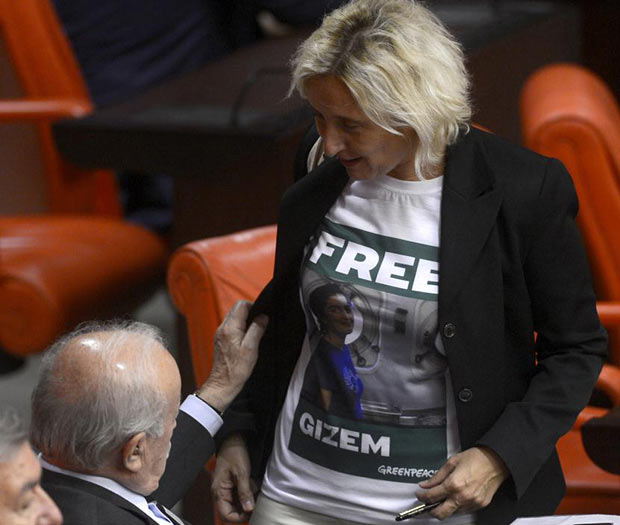 CHP'li vekilden Meclis'te tişörtlü eylem CHP'li vekilden Meclis'te tişörtlü eylem