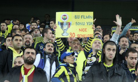 Fenerbahçe tribünlerinden Galatasaray'a gönderme Fenerbahçe tribünlerinden Galatasaray'a gönderme