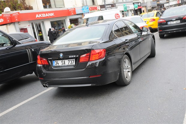 Hacı Sabancı'dan Özge Ulusoy'a büyük jest Hacı Sabancı'dan Özge Ulusoy'a büyük jest