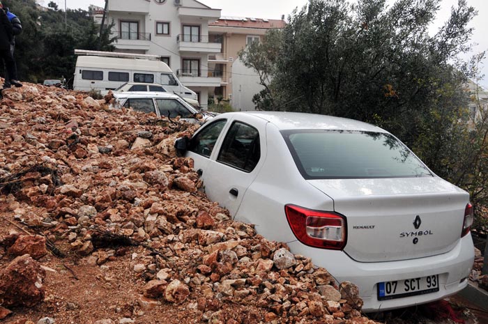 Kaş'ta sel suları hayatı felç etti, yaşam durdu! Kaş'ta sel suları hayatı felç etti, yaşam durdu!