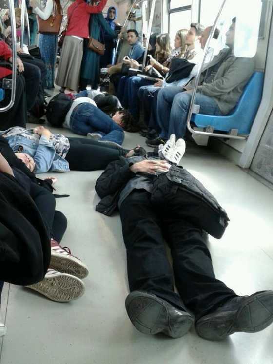 Taksim metrosunda Soma protestosu Taksim metrosunda Soma protestosu