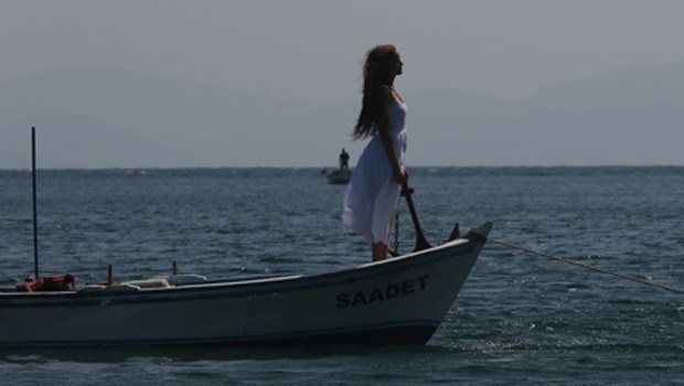 Deniz ortasında kalan Fahriye Evcen bakın ne yaptı! Deniz ortasında kalan Fahriye Evcen bakın ne yaptı!