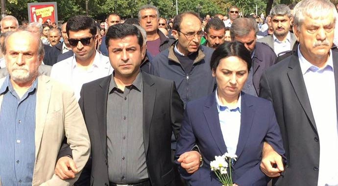 HDP ve CHP saldırıyı kınamak için Sıhhiye'de toplandı HDP ve CHP saldırıyı kınamak için Sıhhiye'de toplandı