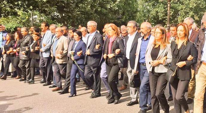HDP ve CHP saldırıyı kınamak için Sıhhiye'de toplandı HDP ve CHP saldırıyı kınamak için Sıhhiye'de toplandı