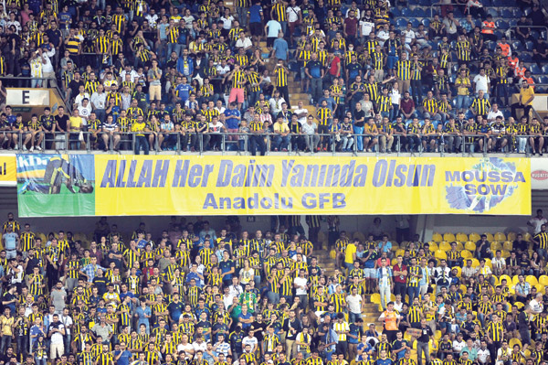 Moussa Sow veda maçında gözyaşlarını tutamadı, 'Sizi unutamam' Moussa Sow veda maçında gözyaşlarını tutamadı, 'Sizi unutamam'