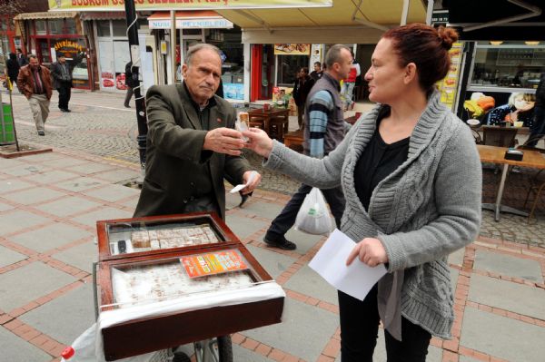 Yeşilçam'ın ünlü oyuncusu seyyar satıcılığıyla geçimini sağlıyor Yeşilçam'ın ünlü oyuncusu seyyar satıcılığıyla geçimini sağlıyor