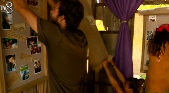 Survivor'da büyük şok! Birbirlerine girdiler Survivor'da büyük şok! Birbirlerine girdiler