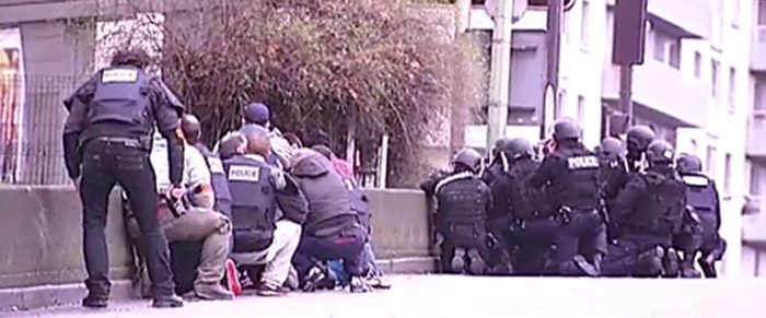 Fransa'da Charlie Hebdo saldırısı şüphelileri öldürüldü Fransa'da Charlie Hebdo saldırısı şüphelileri öldürüldü