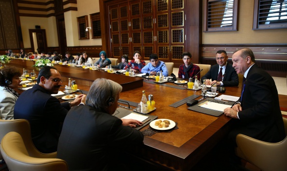Cumhurbaşkanı kamplardaki çocukları kabul etti Cumhurbaşkanı kamplardaki çocukları kabul etti