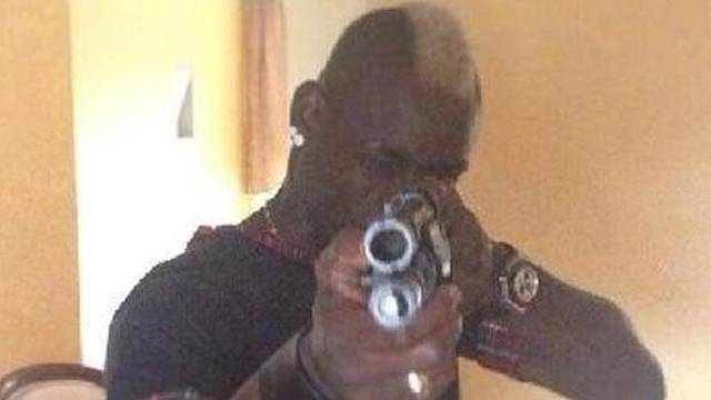Balotelli yine yaptı yapacağını! Balotelli yine yaptı yapacağını!