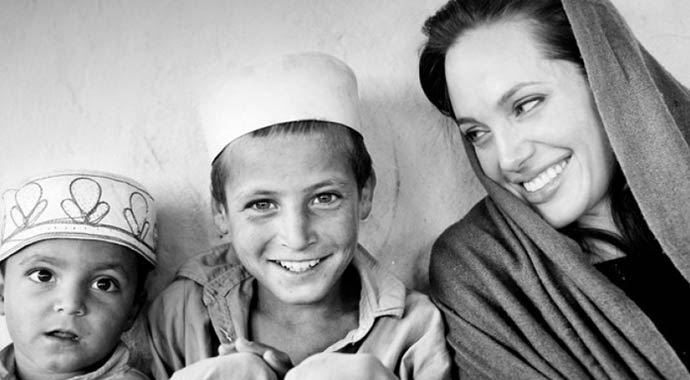 Angelina'dan insanlık dersi! Suriye'den... Angelina'dan insanlık dersi! Suriye'den...