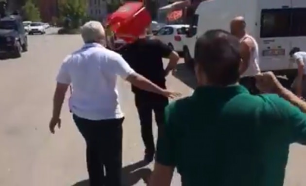 Esnaf polise saldırdı
Esnaf polise saldırdı