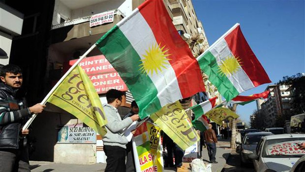 Diyarbakır caddelerinde Kürdistan bayrağı dağıttılar Diyarbakır caddelerinde Kürdistan bayrağı dağıttılar