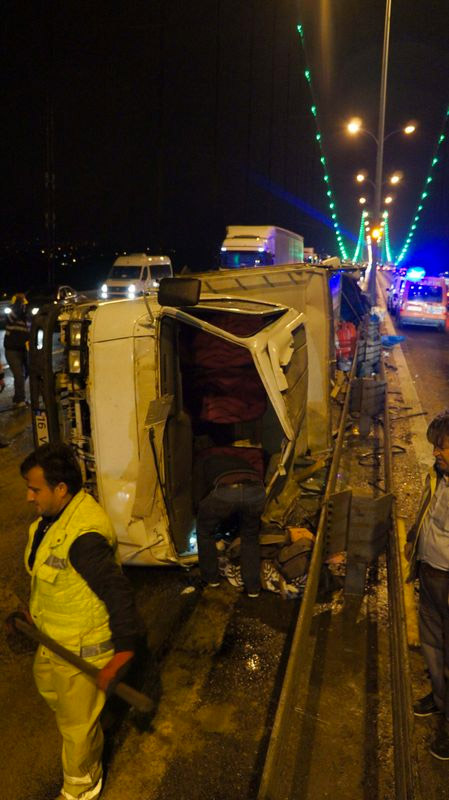 Kuvvetli fırtına İstanbul'da tarfik kazalarına neden oldu Kuvvetli fırtına İstanbul'da tarfik kazalarına neden oldu