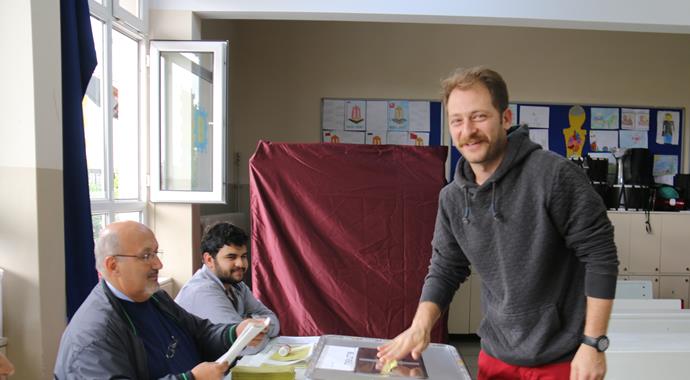 Bebek'te ünlü isimler oylarını kullandı Bebek'te ünlü isimler oylarını kullandı