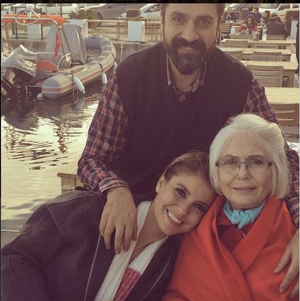 Gülben Ergen'den huzurevindeki annesine ziyaret Gülben Ergen'den huzurevindeki annesine ziyaret