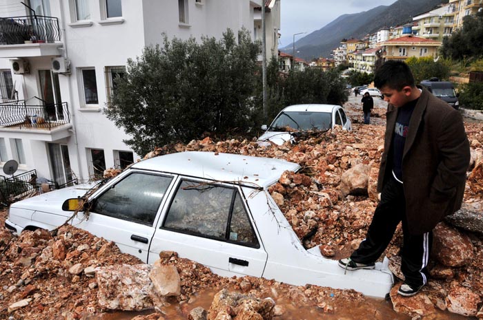 Kaş'ta sel suları hayatı felç etti, yaşam durdu! Kaş'ta sel suları hayatı felç etti, yaşam durdu!