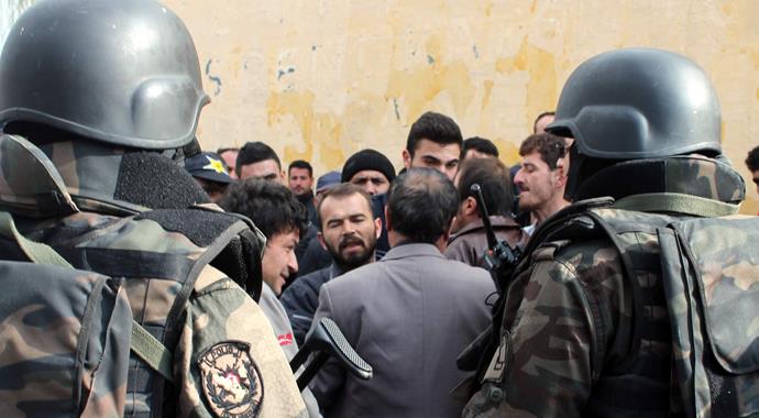 Polis, linç edilmek istenen katili camiye kaçırdı Polis, linç edilmek istenen katili camiye kaçırdı