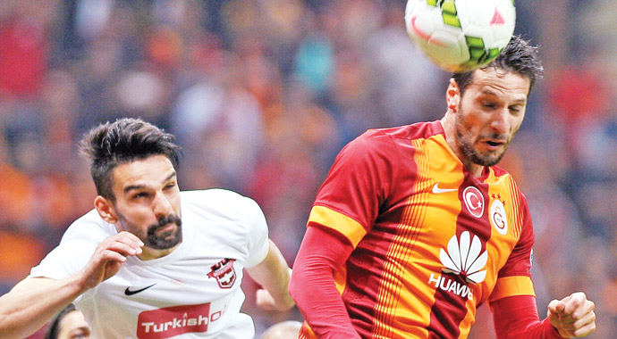 Galatasaray geçen hafta kaptırdığı koltuğu geri aldı Galatasaray geçen hafta kaptırdığı koltuğu geri aldı