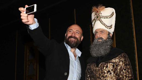 Halit Ergenç Kanuni'yle selfie çekti Halit Ergenç Kanuni'yle selfie çekti