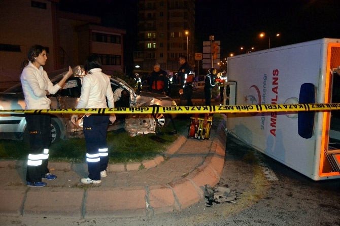 Düğün konvoyunda feci kaza: 2'si ağır, 12 yaralı Düğün konvoyunda feci kaza: 2'si ağır, 12 yaralı