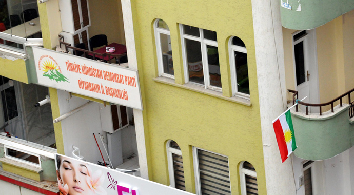 Polis kaldırdı onlar 6 tane yeni bayrak astı! Polis kaldırdı onlar 6 tane yeni bayrak astı!