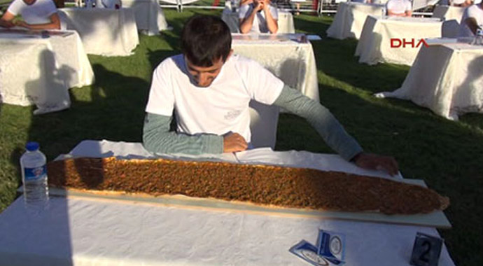 Dev lahmacunu 5 dakikada yedi Dev lahmacunu 5 dakikada yedi