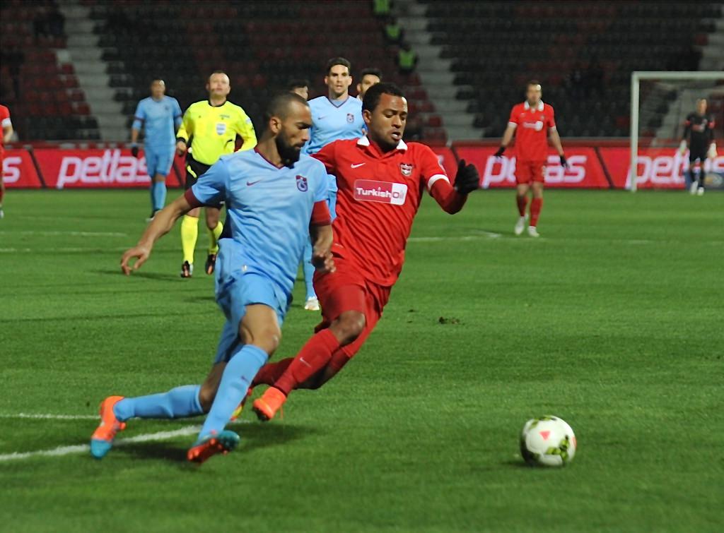 Yönetim'den bordo mavili futbolculara sert tepki! 'Yazıklar olsun size' Yönetim'den bordo mavili futbolculara sert tepki! 'Yazıklar olsun size'