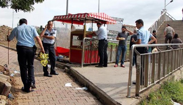 Metrobüs durağında silahlı saldırı! Metrobüs durağında silahlı saldırı!