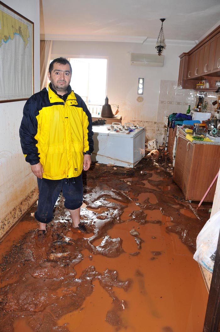 Kaş'ta sel suları hayatı felç etti, yaşam durdu! Kaş'ta sel suları hayatı felç etti, yaşam durdu!