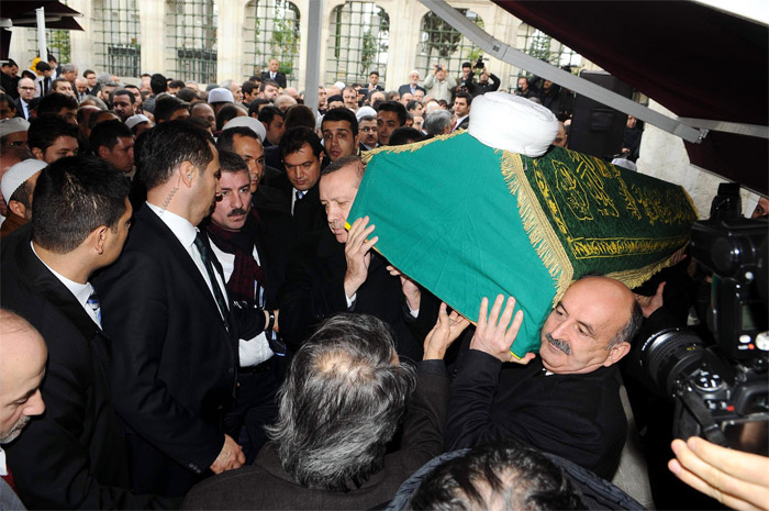 Cumhurbaşkanı Erdoğan'dan Osman Öztürk Hoca'ya son görev Cumhurbaşkanı Erdoğan'dan Osman Öztürk Hoca'ya son görev