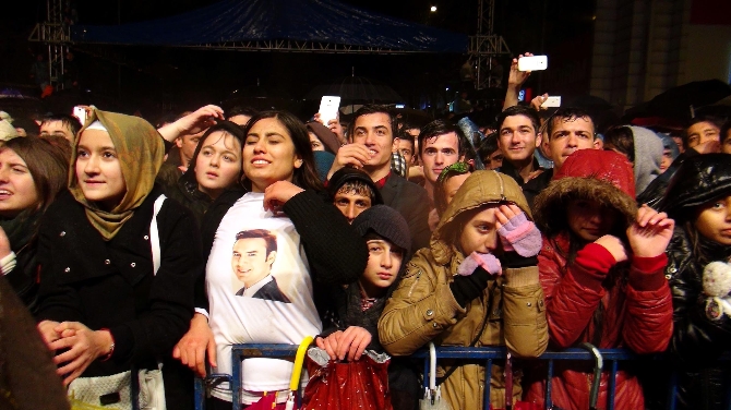 Yağmura rağmen Mustafa Ceceli'ye koştular Yağmura rağmen Mustafa Ceceli'ye koştular
