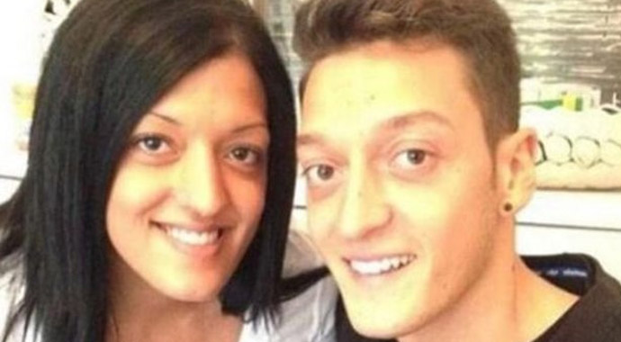 Mesut Özil'in kız kardeşiyle benzerliği görenleri şaşırtıyor Mesut Özil'in kız kardeşiyle benzerliği görenleri şaşırtıyor