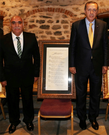 Başbakan Erdoğan'a anlamlı hediye Başbakan Erdoğan'a anlamlı hediye