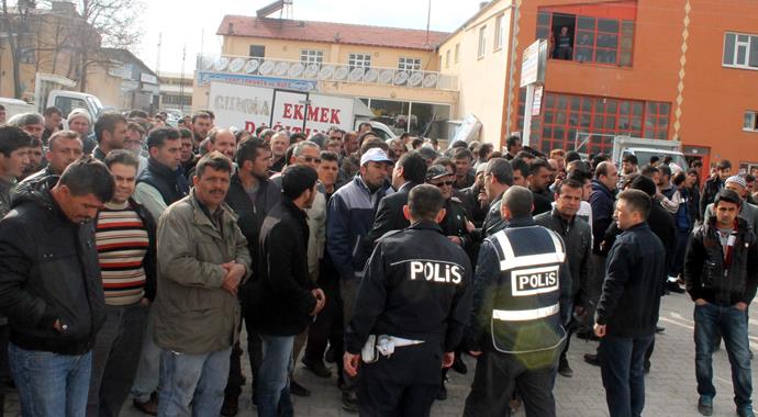 Polis, linç edilmek istenen katili camiye kaçırdı Polis, linç edilmek istenen katili camiye kaçırdı