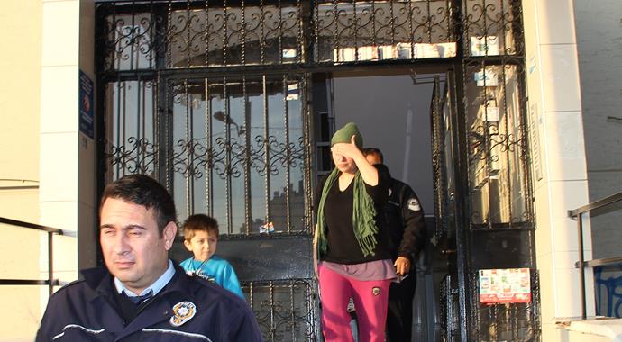 Kocası kapıyı kilitledi, hasta bebeğiyle mahsur kalan kadın polis aradı Kocası kapıyı kilitledi, hasta bebeğiyle mahsur kalan kadın polis aradı