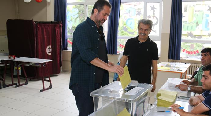 Bebek'te ünlü isimler oylarını kullandı Bebek'te ünlü isimler oylarını kullandı