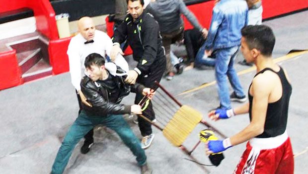 Muay Thai seçmelerinde salon savaş alanına döndü Muay Thai seçmelerinde salon savaş alanına döndü