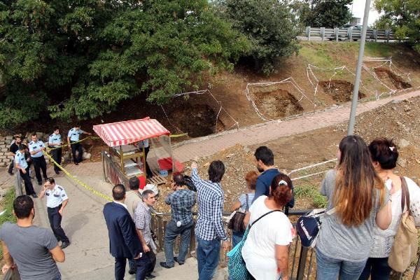 Metrobüs durağında silahlı saldırı! Metrobüs durağında silahlı saldırı!