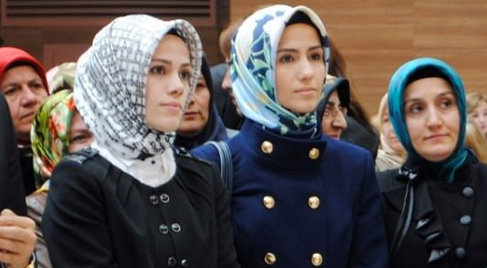 Cumhurbaşkanı Erdoğan'ın kızları Özgecan'ın evinde! Cumhurbaşkanı Erdoğan'ın kızları Özgecan'ın evinde!