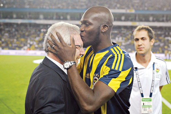 Moussa Sow veda maçında gözyaşlarını tutamadı, 'Sizi unutamam' Moussa Sow veda maçında gözyaşlarını tutamadı, 'Sizi unutamam'