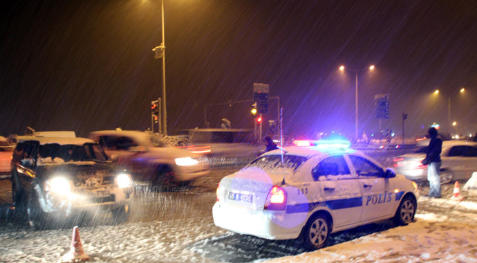 Van'da kar yağışı hayatı olumsuz etkiledi! Uçak seferleri iptal Van'da kar yağışı hayatı olumsuz etkiledi! Uçak seferleri iptal