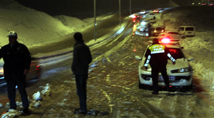 Van'da kar yağışı hayatı olumsuz etkiledi! Uçak seferleri iptal Van'da kar yağışı hayatı olumsuz etkiledi! Uçak seferleri iptal