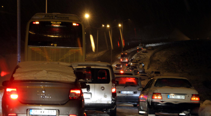 Van'da kar yağışı hayatı olumsuz etkiledi! Uçak seferleri iptal Van'da kar yağışı hayatı olumsuz etkiledi! Uçak seferleri iptal