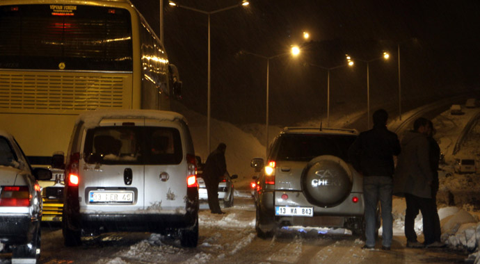 Van'da kar yağışı hayatı olumsuz etkiledi! Uçak seferleri iptal Van'da kar yağışı hayatı olumsuz etkiledi! Uçak seferleri iptal