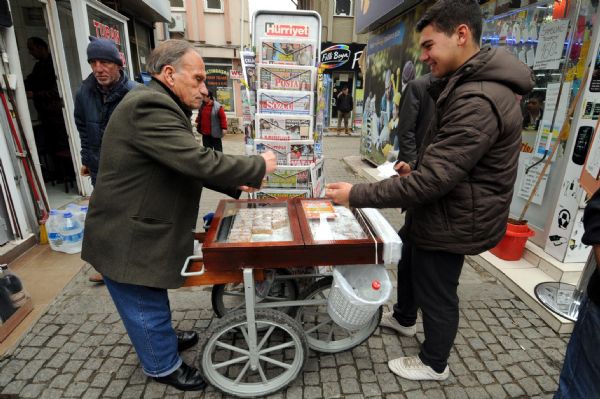 Yeşilçam'ın ünlü oyuncusu seyyar satıcılığıyla geçimini sağlıyor Yeşilçam'ın ünlü oyuncusu seyyar satıcılığıyla geçimini sağlıyor