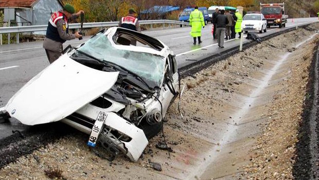 Emniyet kemeri tokası kullanan iki kişi kazada öldü Emniyet kemeri tokası kullanan iki kişi kazada öldü