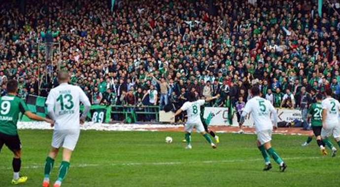 Kocaelispor'un tribünleri tıklım tıklım ama... Kocaelispor'un tribünleri tıklım tıklım ama...